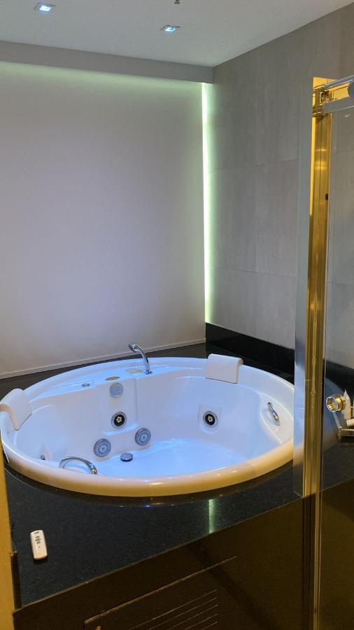 King Suite Spa Bath